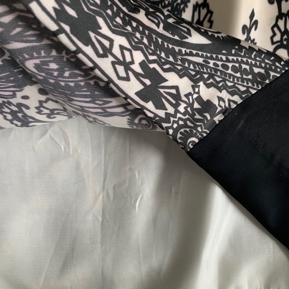 Gorgeous pencil satin/silk skirt with lacey print - Picture 3 of 7